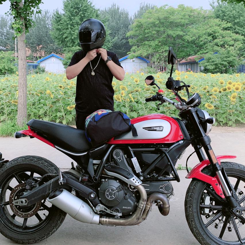 七哩咔嚓一顿炸雷惊得外面昏天黑地日月无光