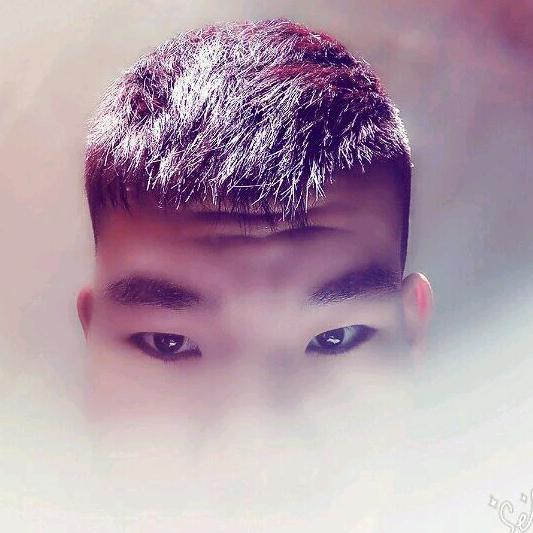 吸著煙徘徊在街頭