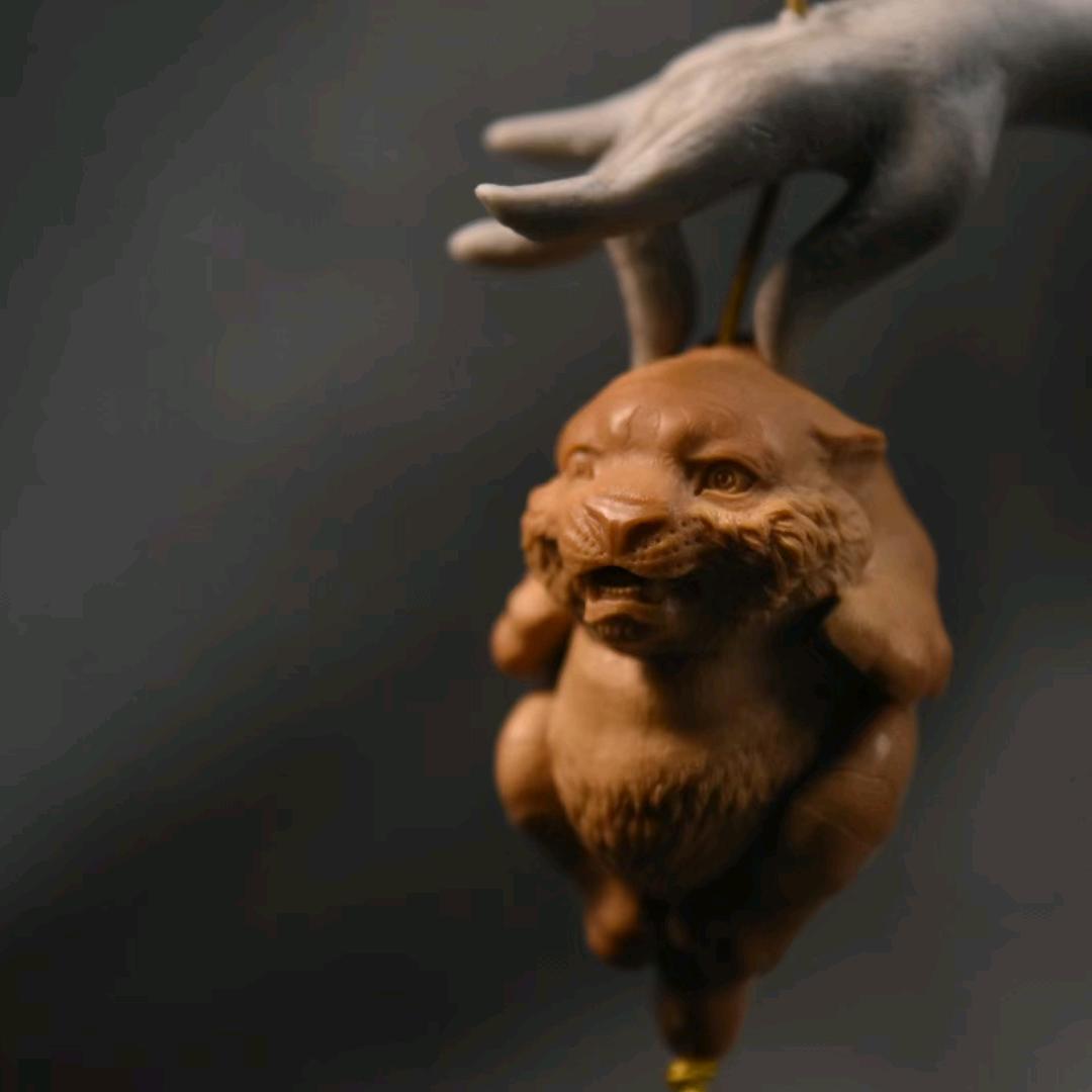 张鹏橄榄核雕