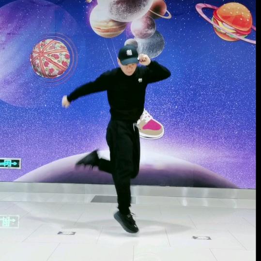 曳舞梅伟
