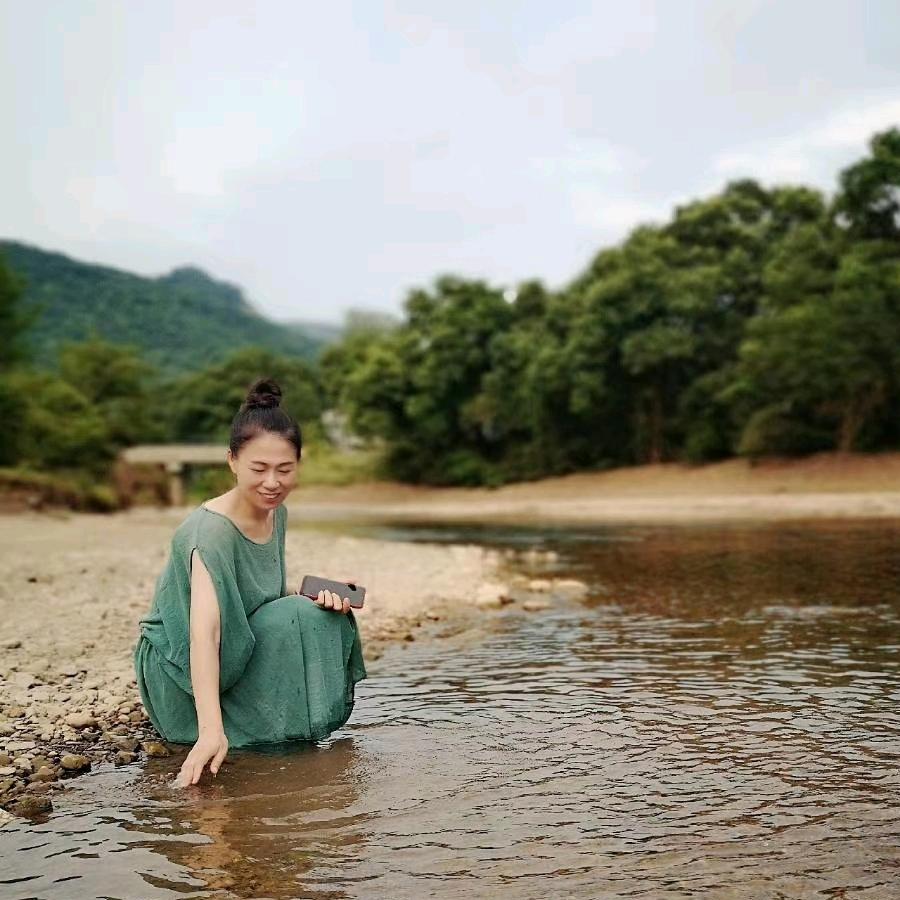 云姑娘石头画