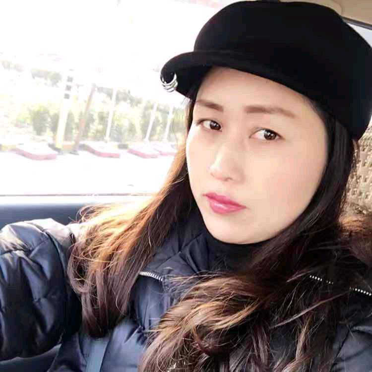 面带微笑