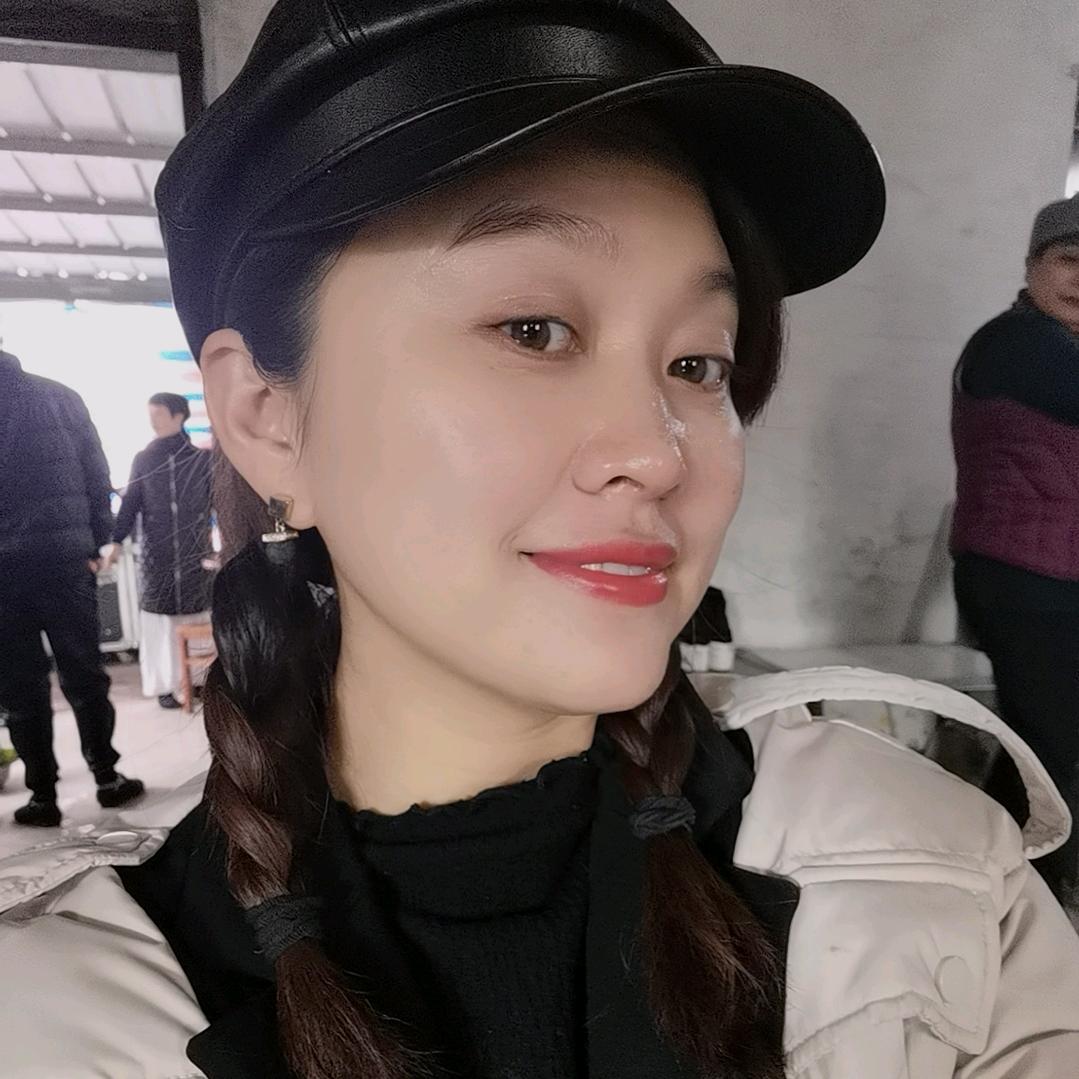 扎麻花辫的芳娘娘