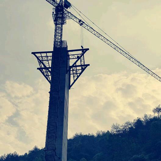 湖北隧道桥梁施工队！