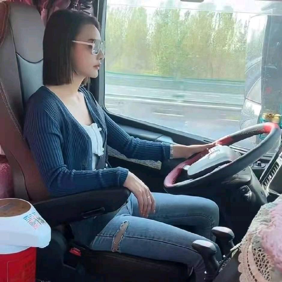 专门开直播打PK唱歌的主播你们要不要进来