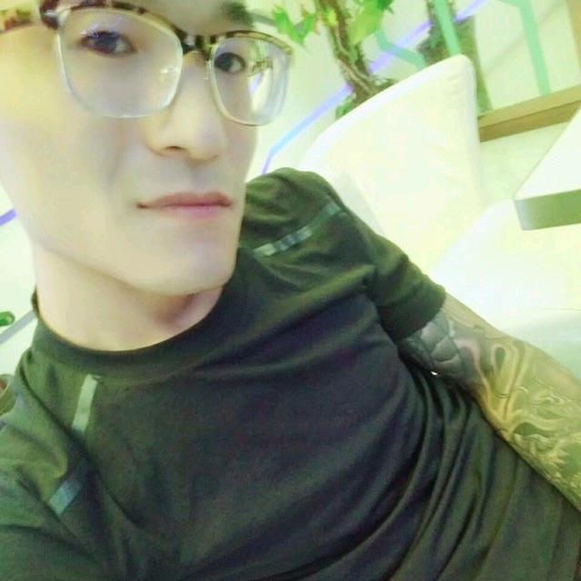 瘦巴巴的老爷们.
