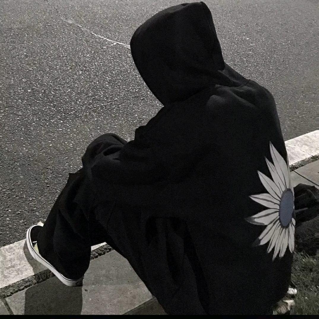 抱紧何先生