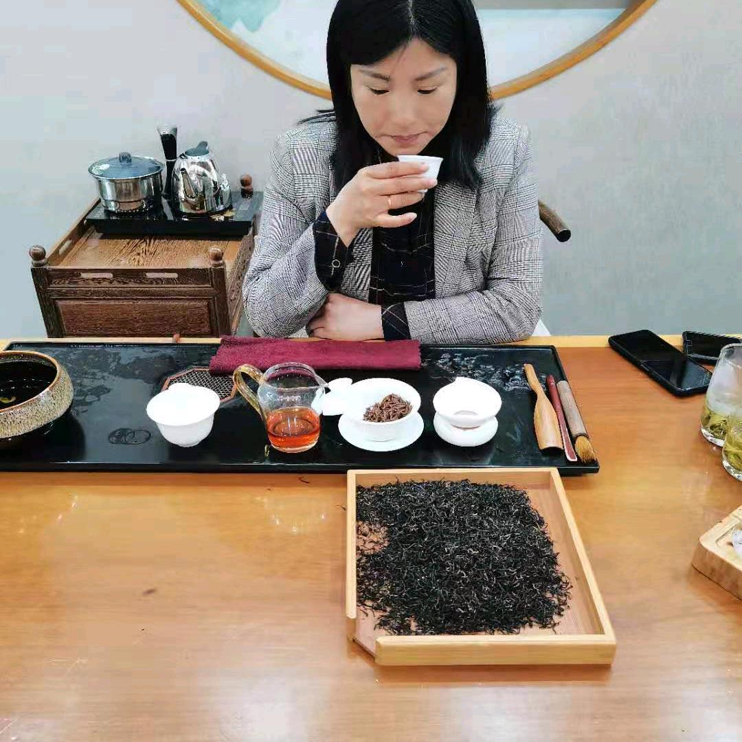 瑞草茶业老板娘