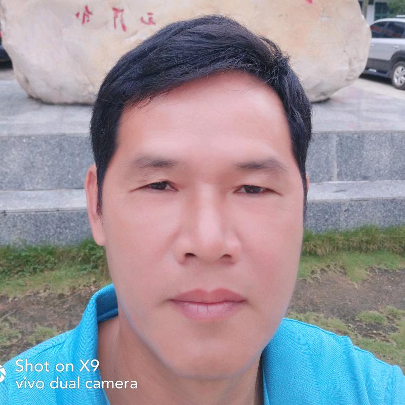 用户抬头微笑