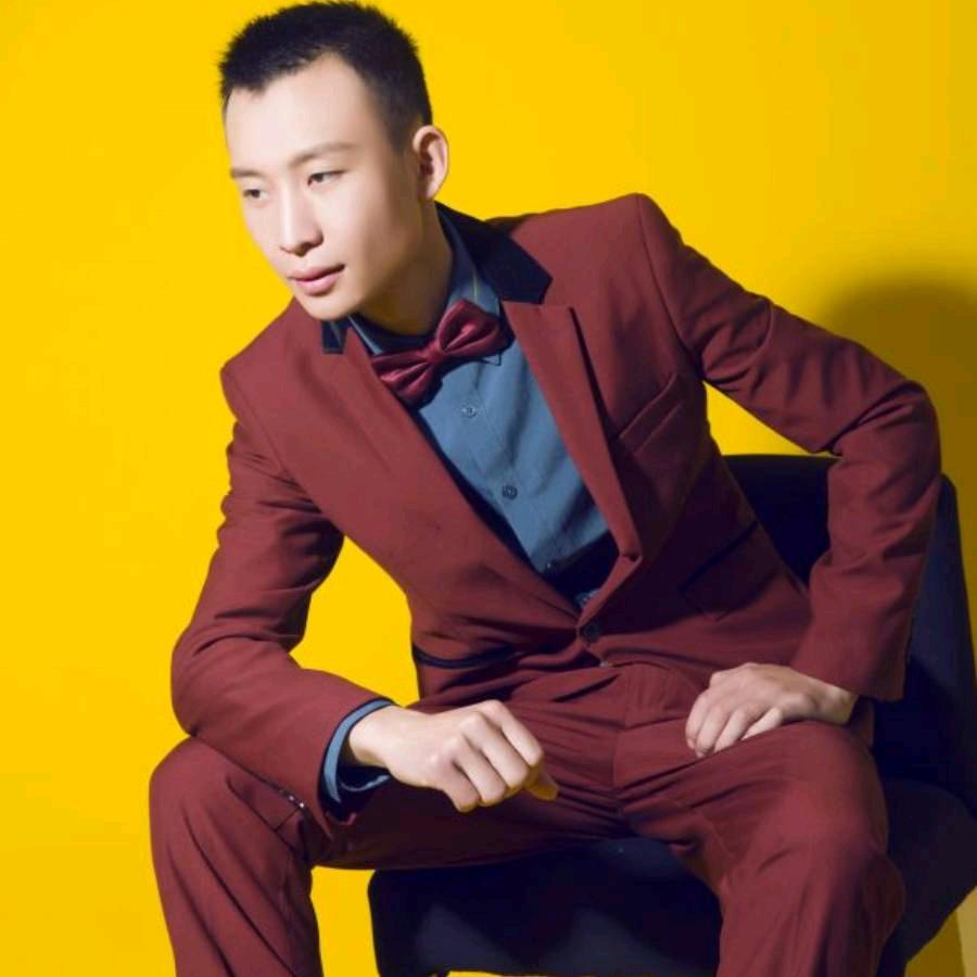 鹰牌集团-华鹏瓷砖阿郎。