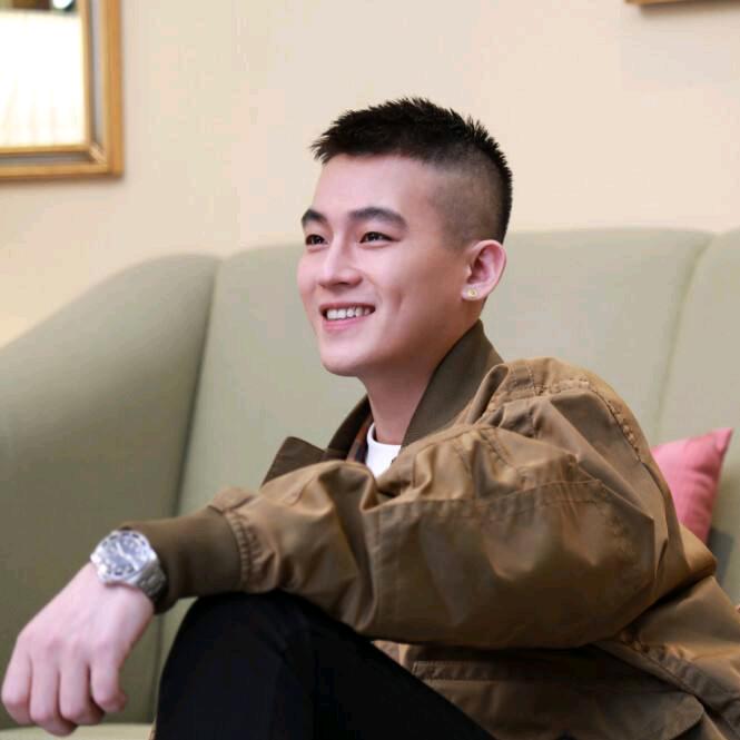 李君