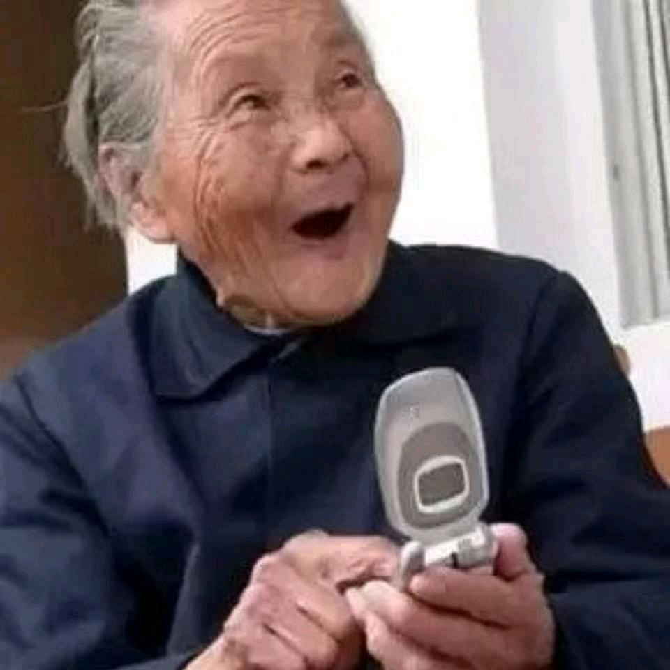 骑老奶奶脖上过马路的西伯利亚凶悍大吗喽