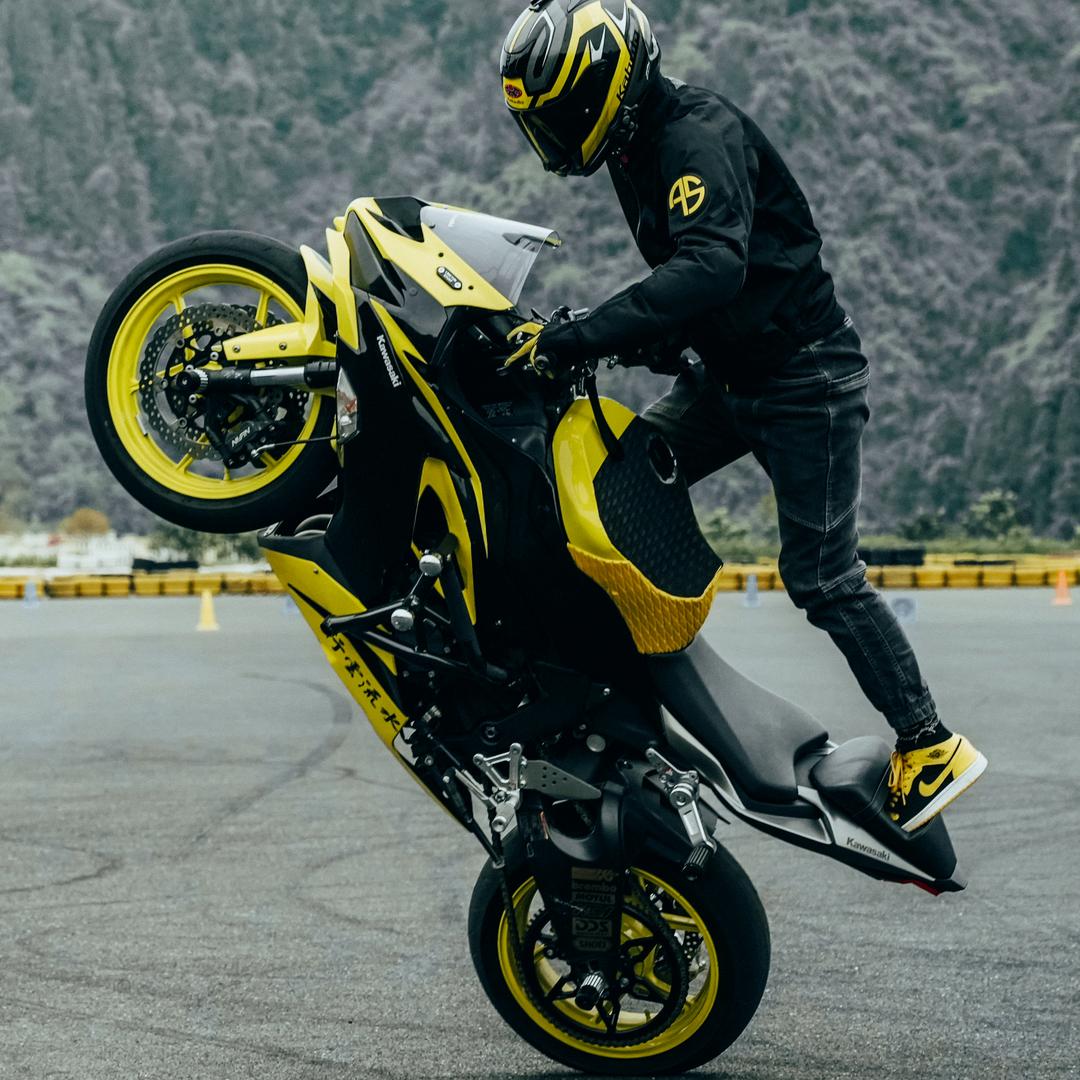 摩托特技车手-大彬