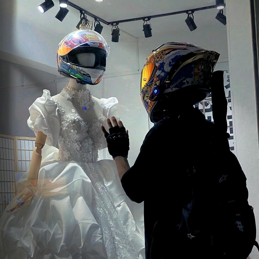 半入江风半入云