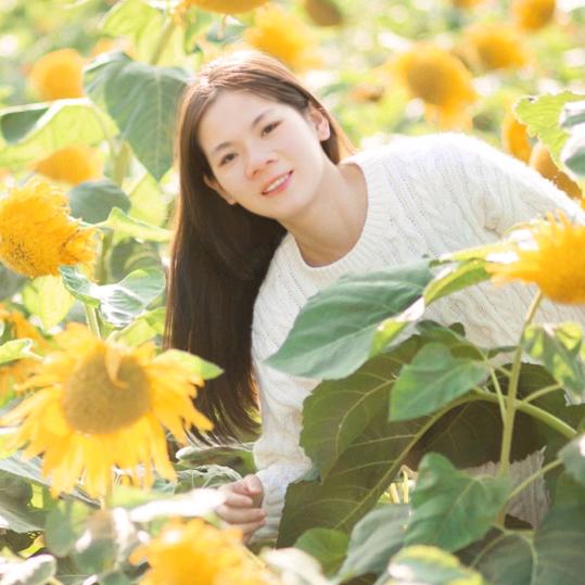 挥着油枪的女孩