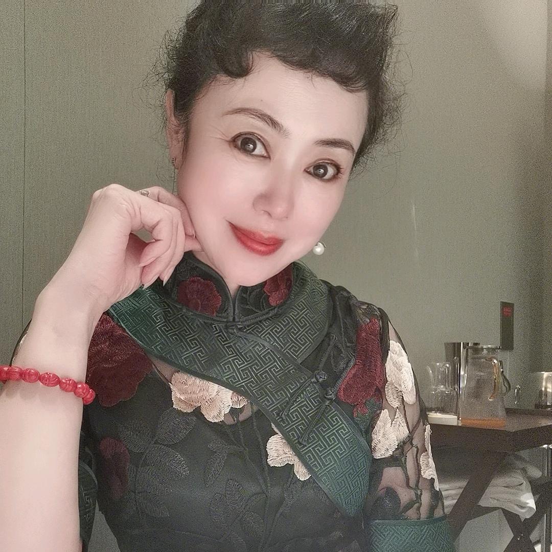铁瓷涮肉醉美老板娘