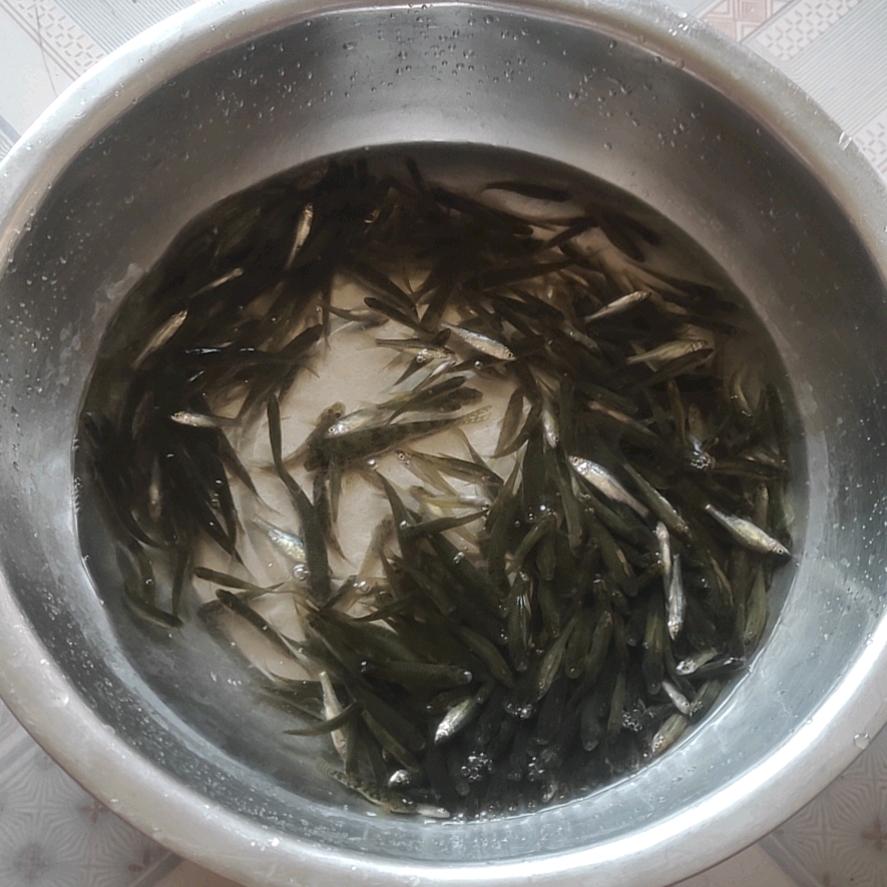 外号小财迷，迷迷糊糊的