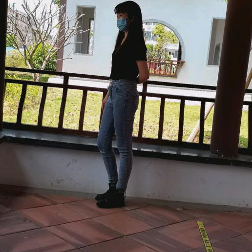 小何说