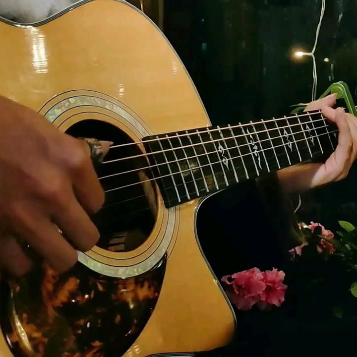 小聪弹吉他