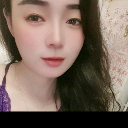 蓝天白云中的彩虹