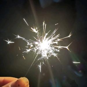 坐在岩石上看海