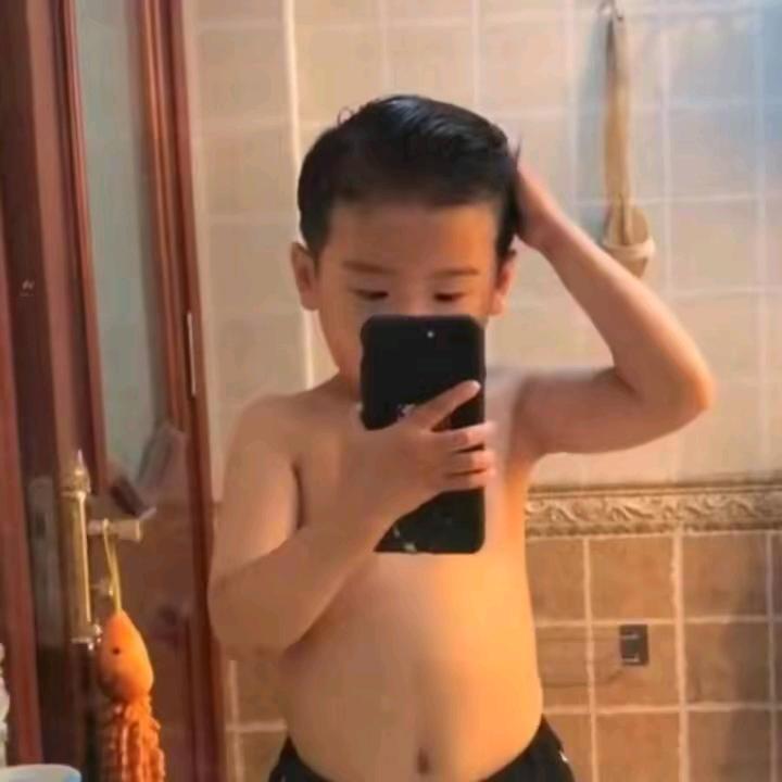 左左.