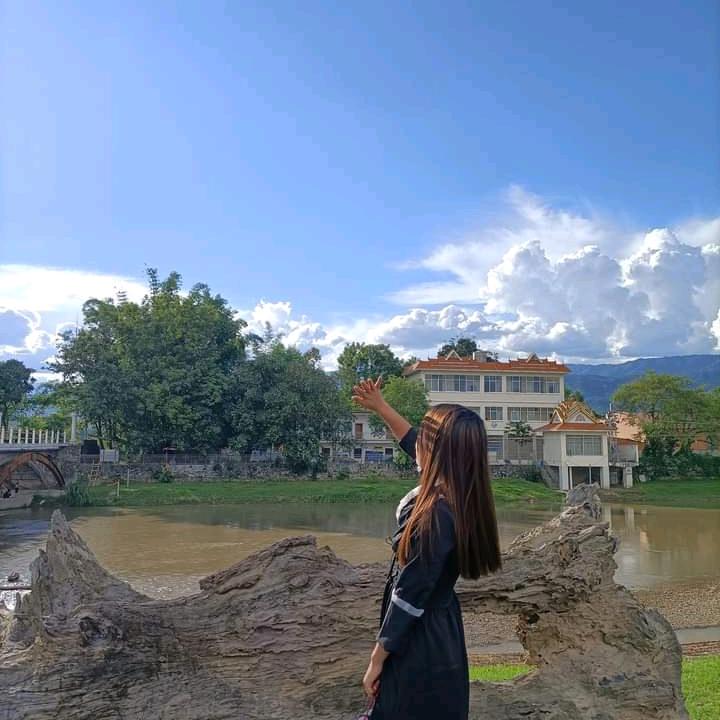 အေဝးေရာက္ခ်စ္သူ