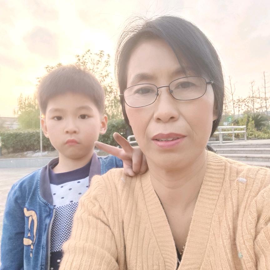 李传利搬砖姐姐
