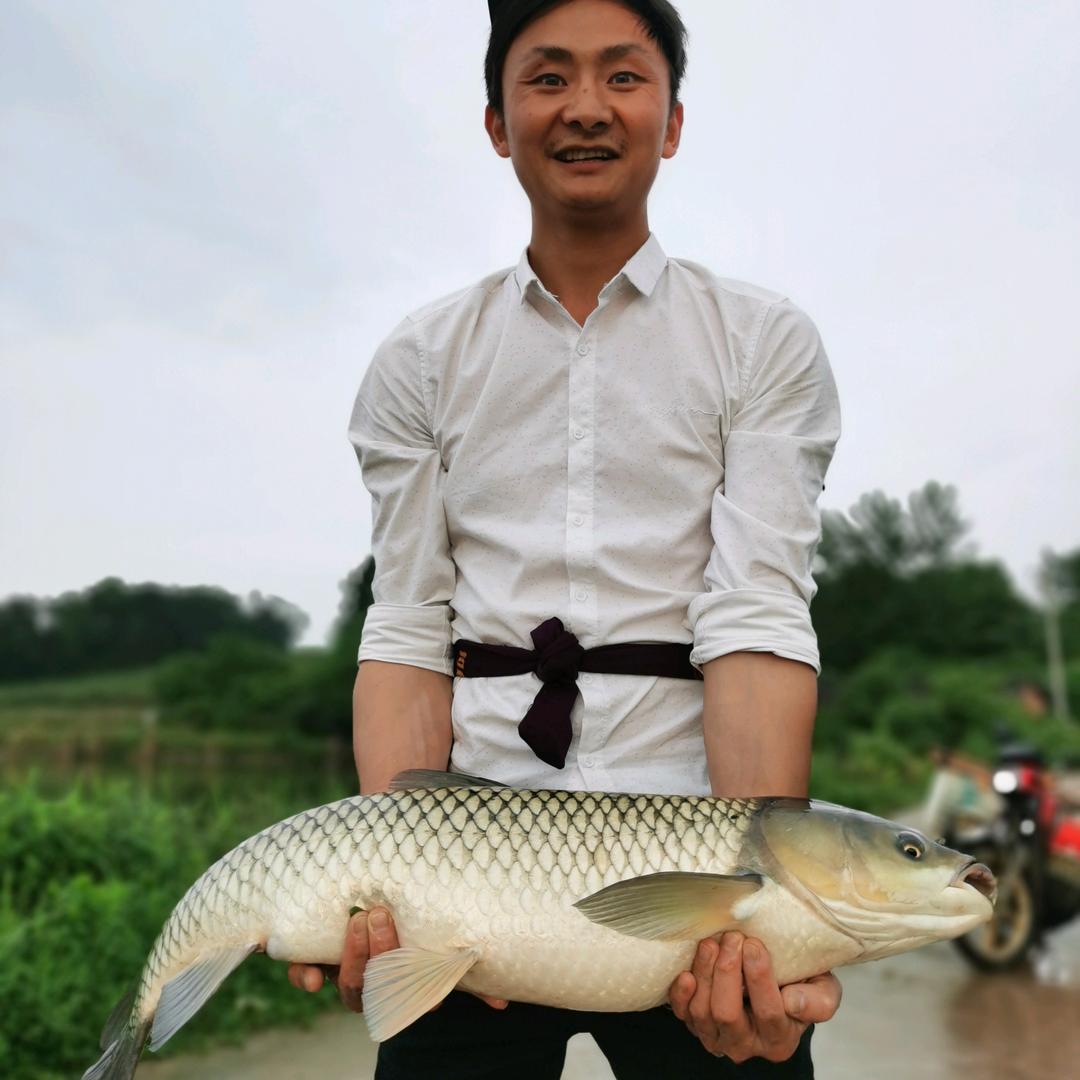 小伙儿爱钓鱼
