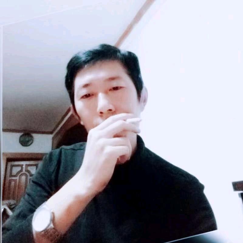 这是个酒鬼啊