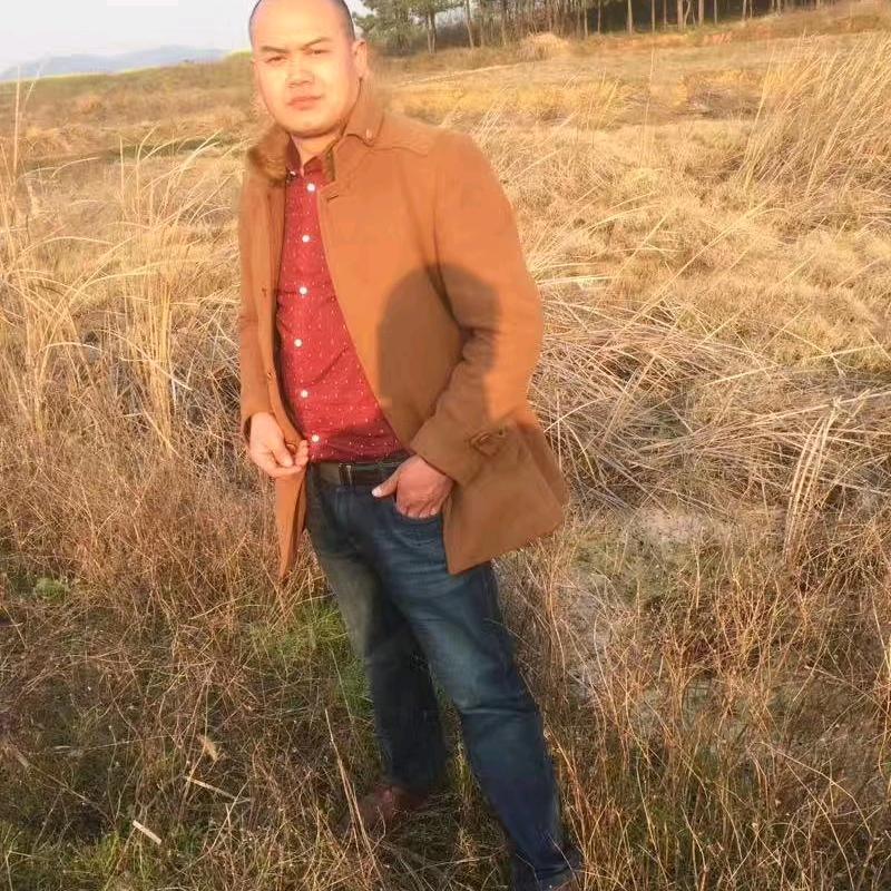 何圣华荒芜土地开拓者蓝天白云