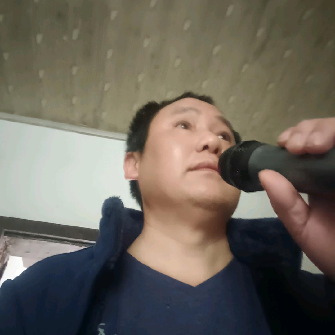 龙哥在唱歌