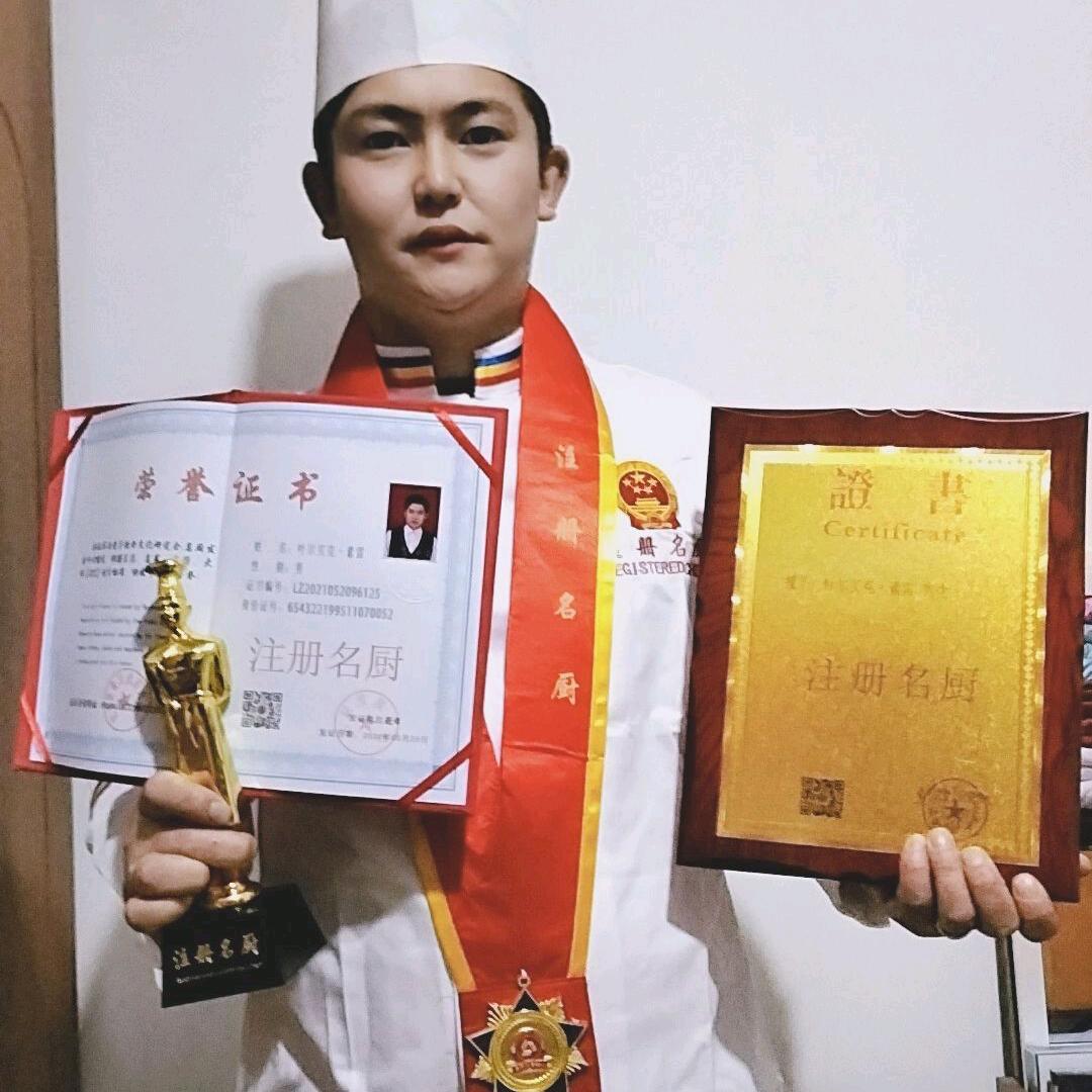 叶  龙……