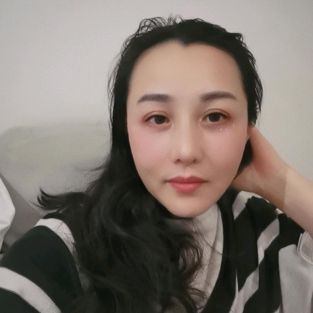 微笑的侧脸