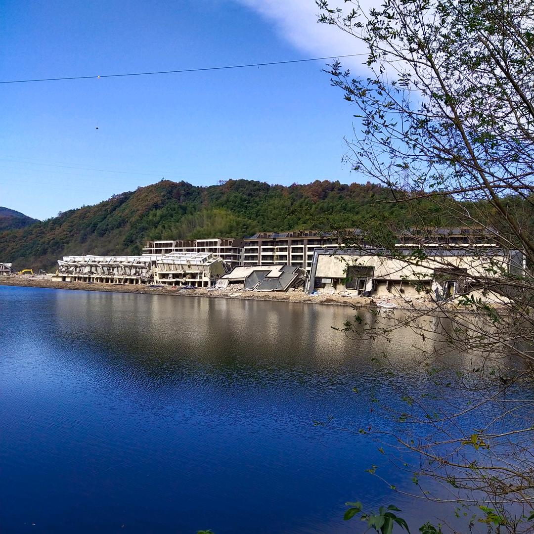 青山依旧