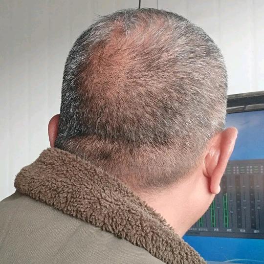 老何