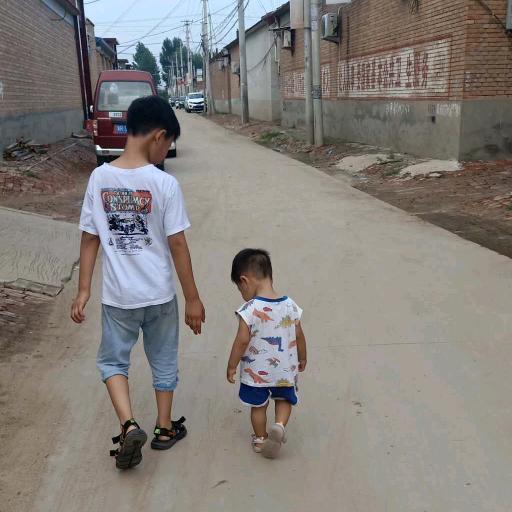 五年级小学生写作业