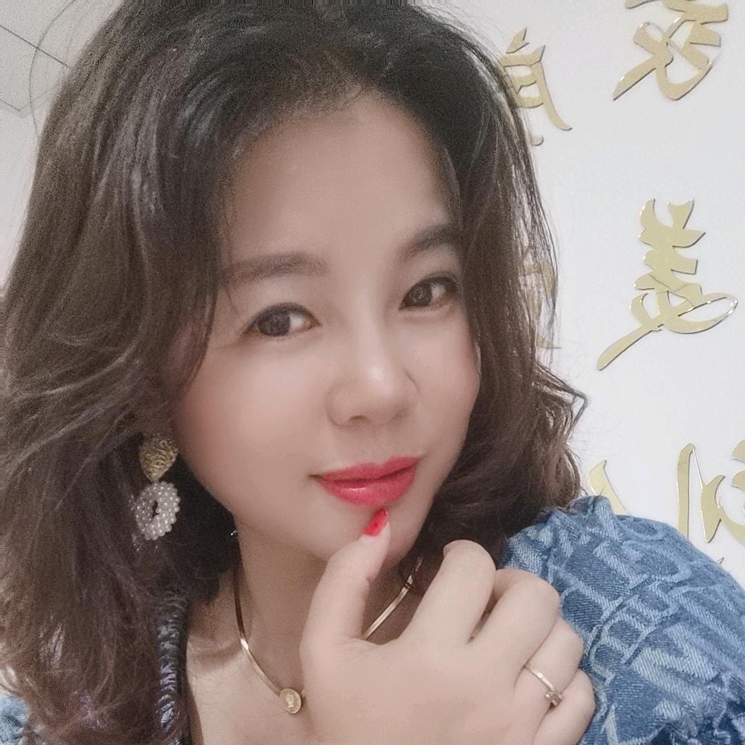 二个酒窝一个假的