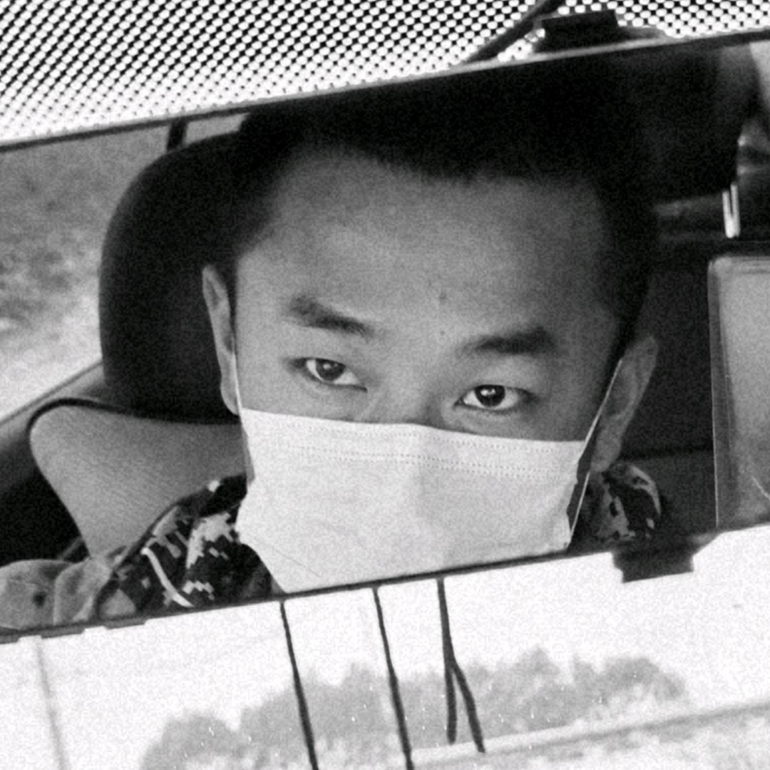 平头白发银披风