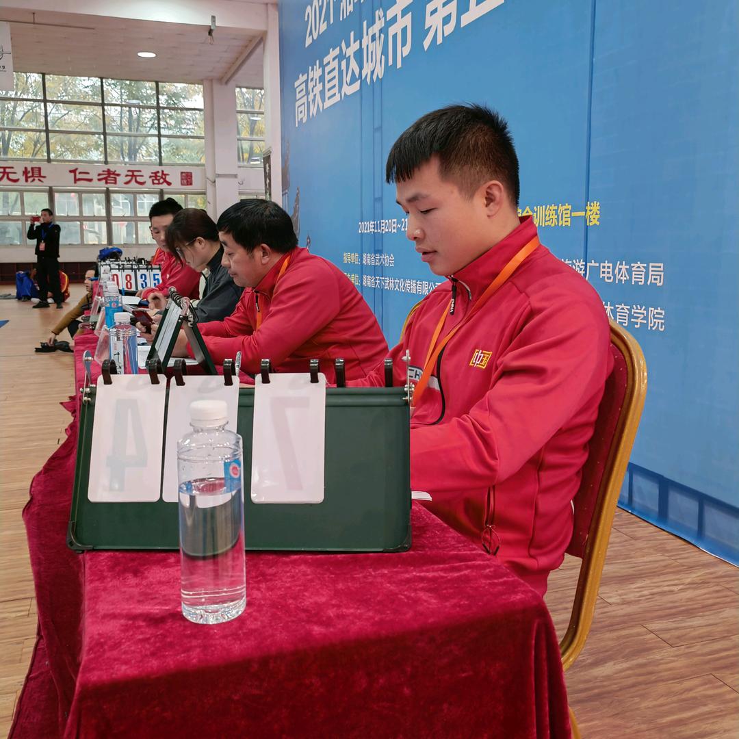 溆浦教武术的胡教练