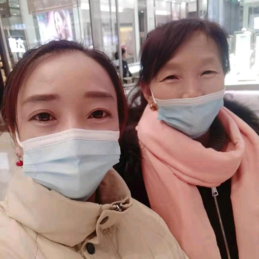 幸福快乐的一家人