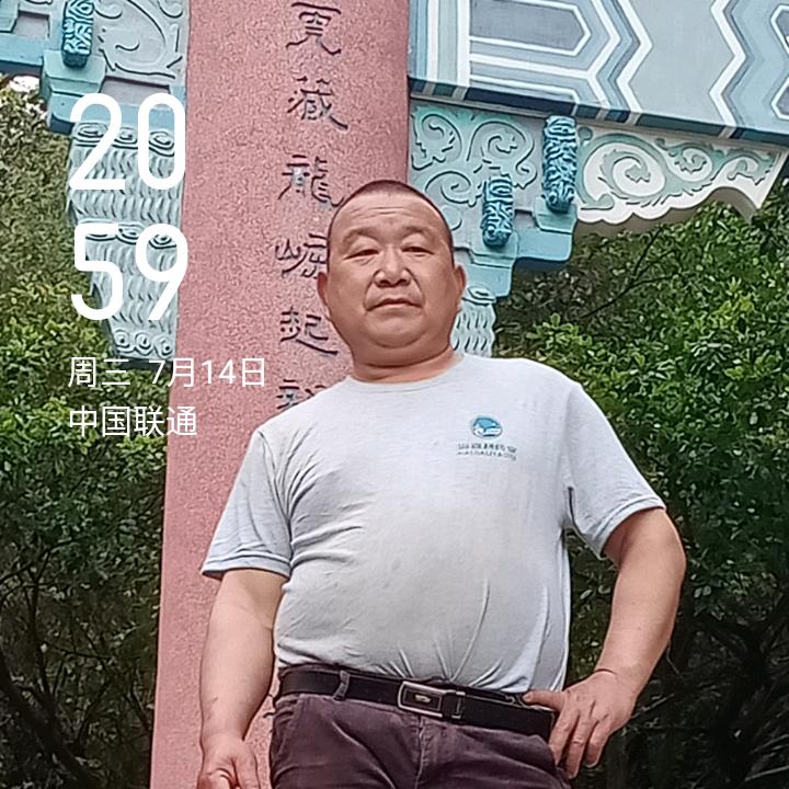 回头一笑见美女
