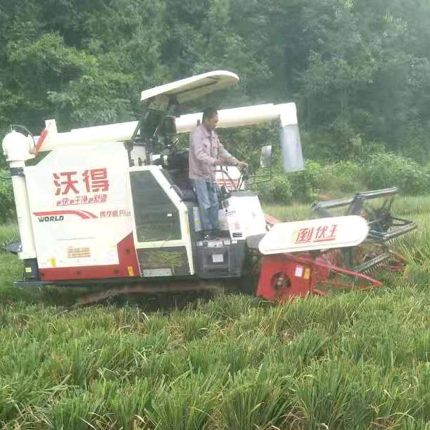 现代农业机械，专业收割小麦水稻