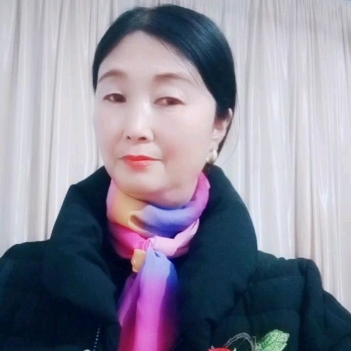 何姐.