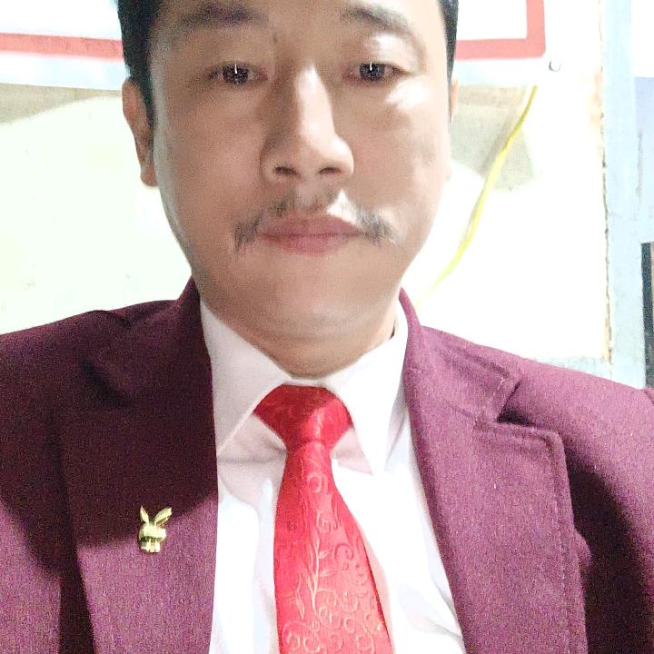 乐队队长和唢呐住谭家山分路口