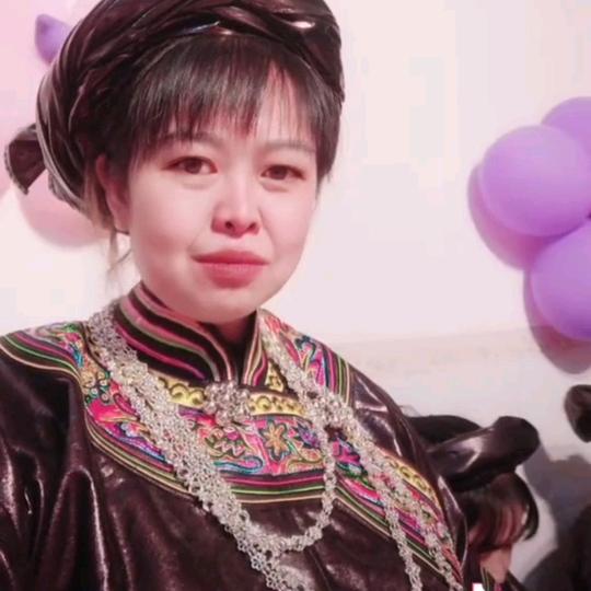 民族服装 欢迎朋友