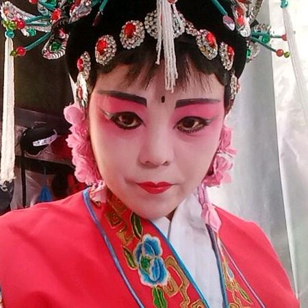 何姐。爱唱戏