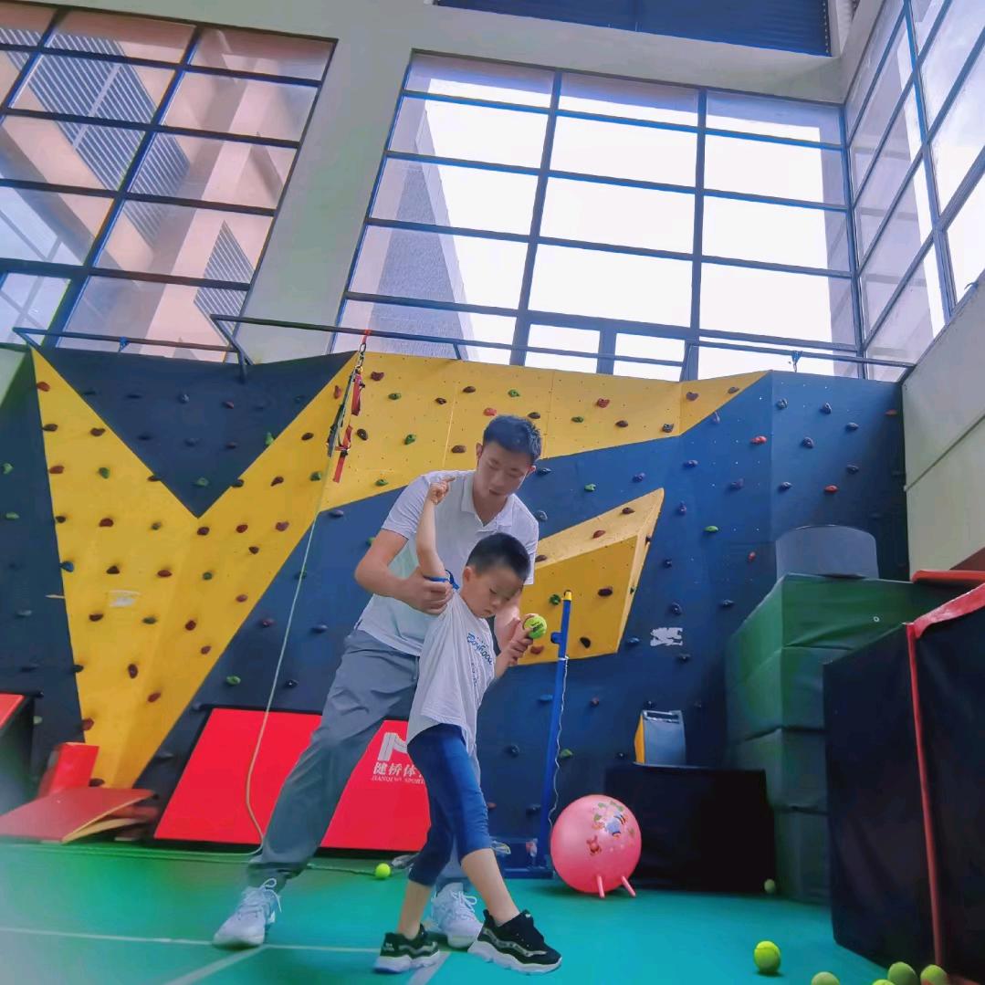 健桥体育钟教练