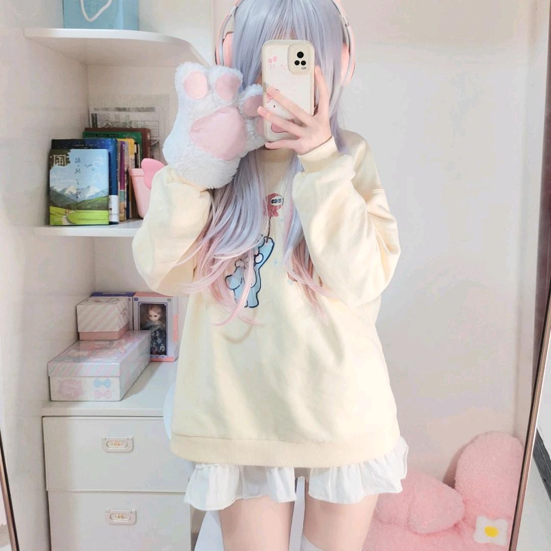 爱咬吸管的少女