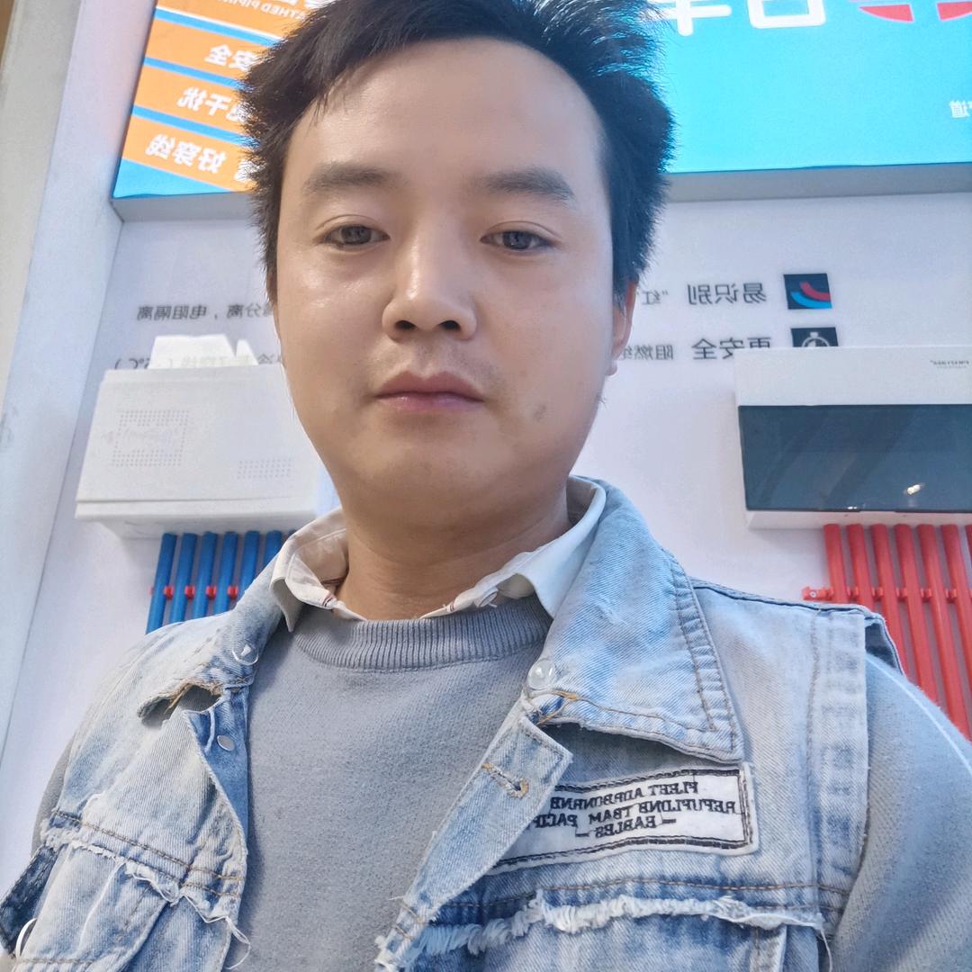 坐在坟前鬼扯蛋，